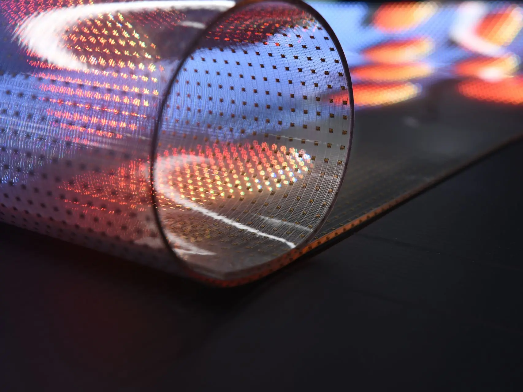 薄膜LED顯示器展示高透光可彎曲特性 薄膜LED顯示器 Thin-film LED Display,具高透明度與彎曲彈性,適用玻璃櫥窗、展覽空間等應用