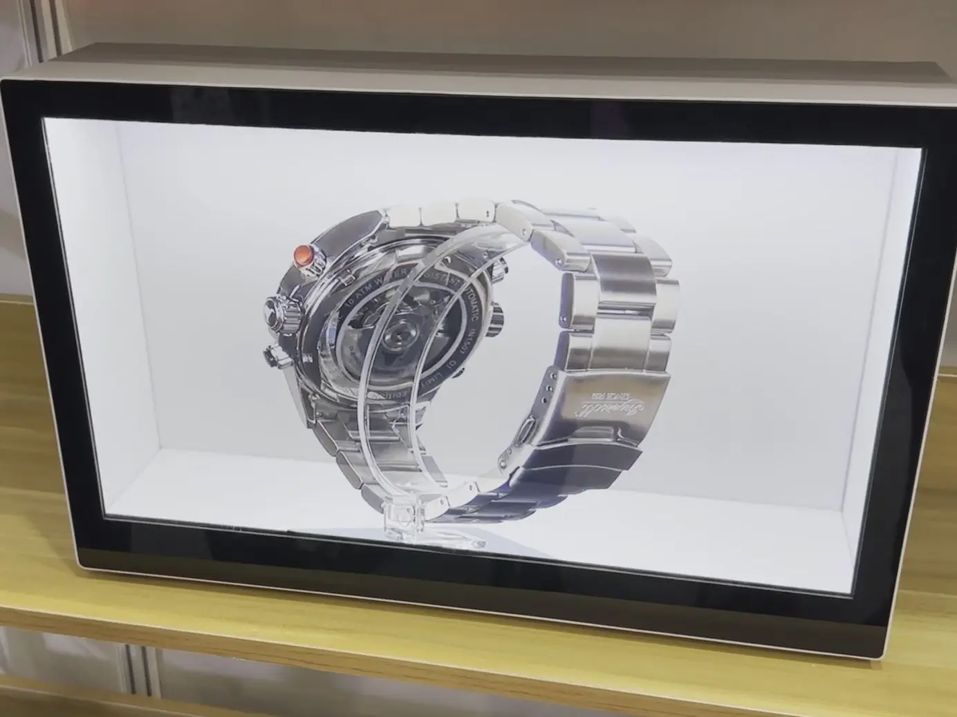 透明LCD顯示器結合實物與內容展示 透明LCD顯示器 Transparent LCD Display,結合實體展示與資訊呈現,適合精品櫥窗、博物館等場域