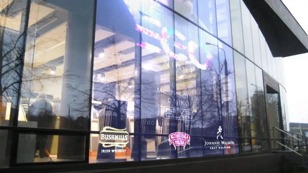 薄膜LED顯示器展示高透光可彎曲特性 薄膜LED顯示器 Thin-film LED Display,具高透明度與彎曲彈性,適用玻璃櫥窗、展覽空間等應用